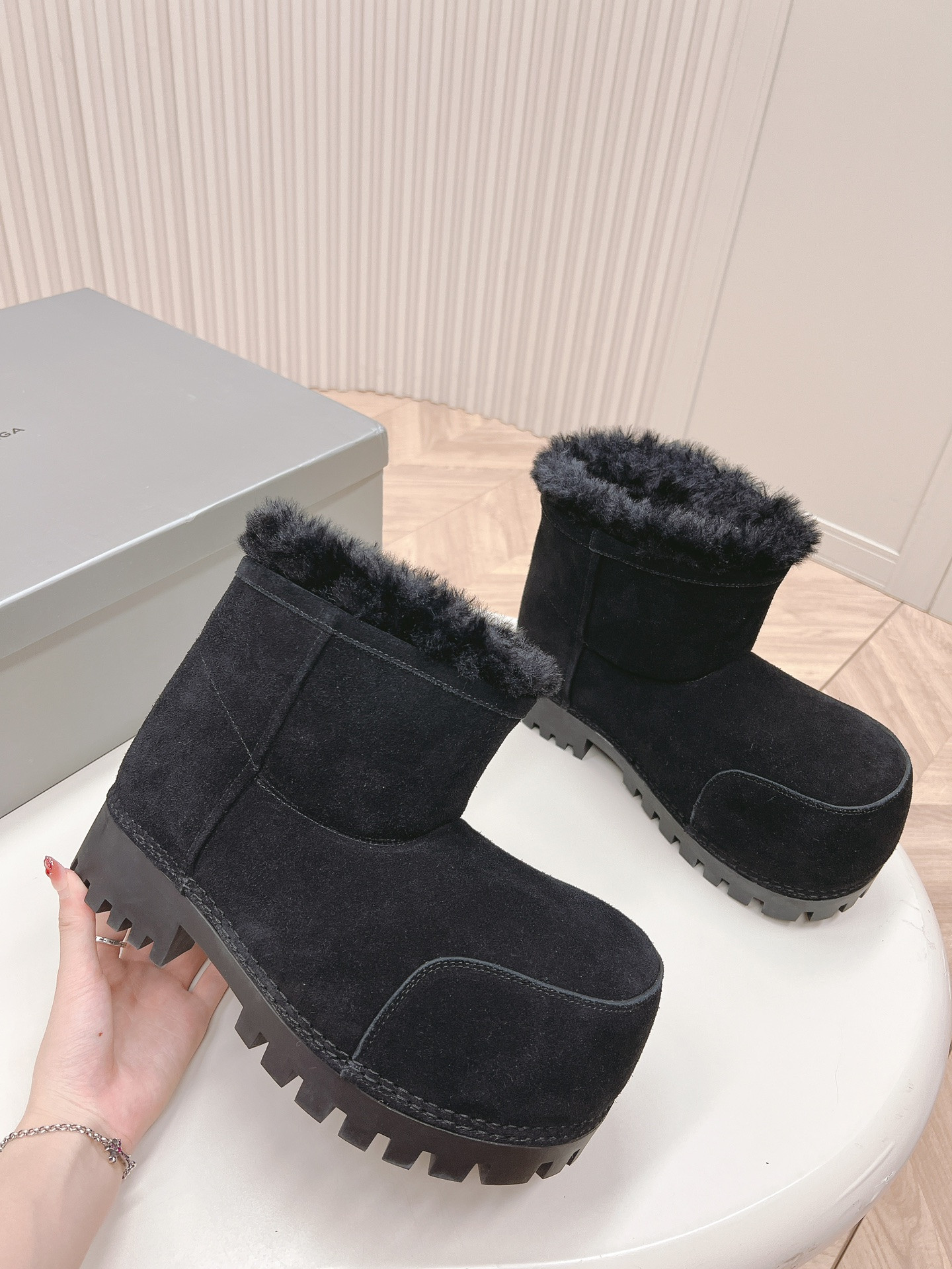 ua Ba*len*cia*ga snow boot