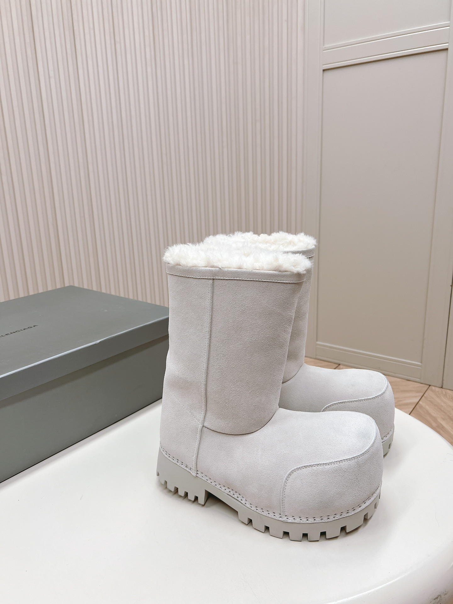 ua Ba*len*cia*ga snow boot