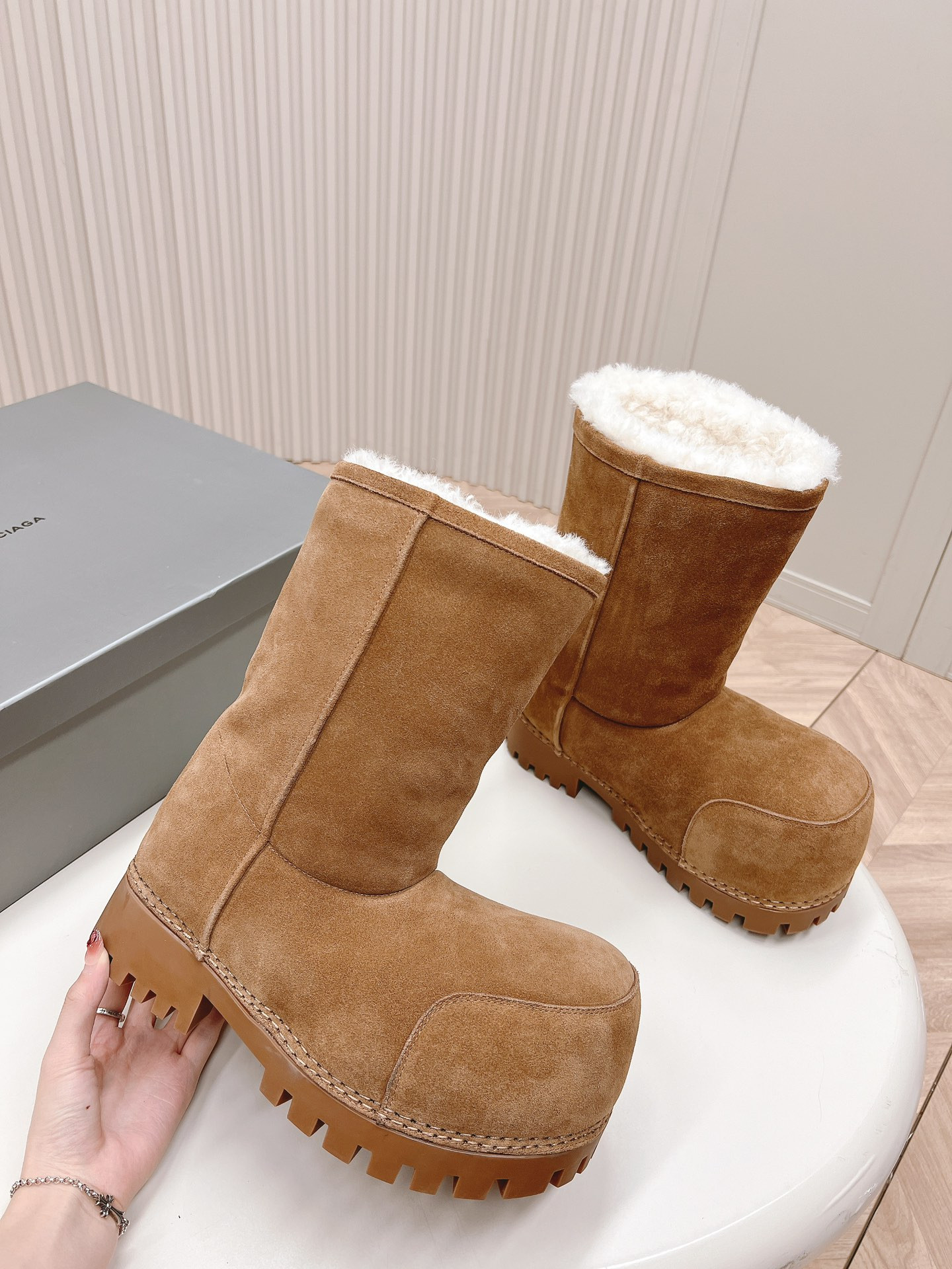 ua Ba*len*cia*ga snow boot