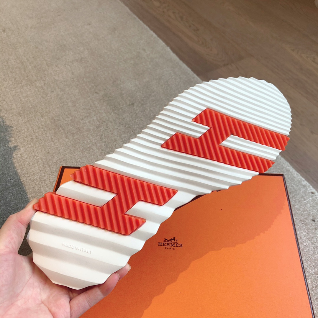 ua H**me5 bouncing sneaker