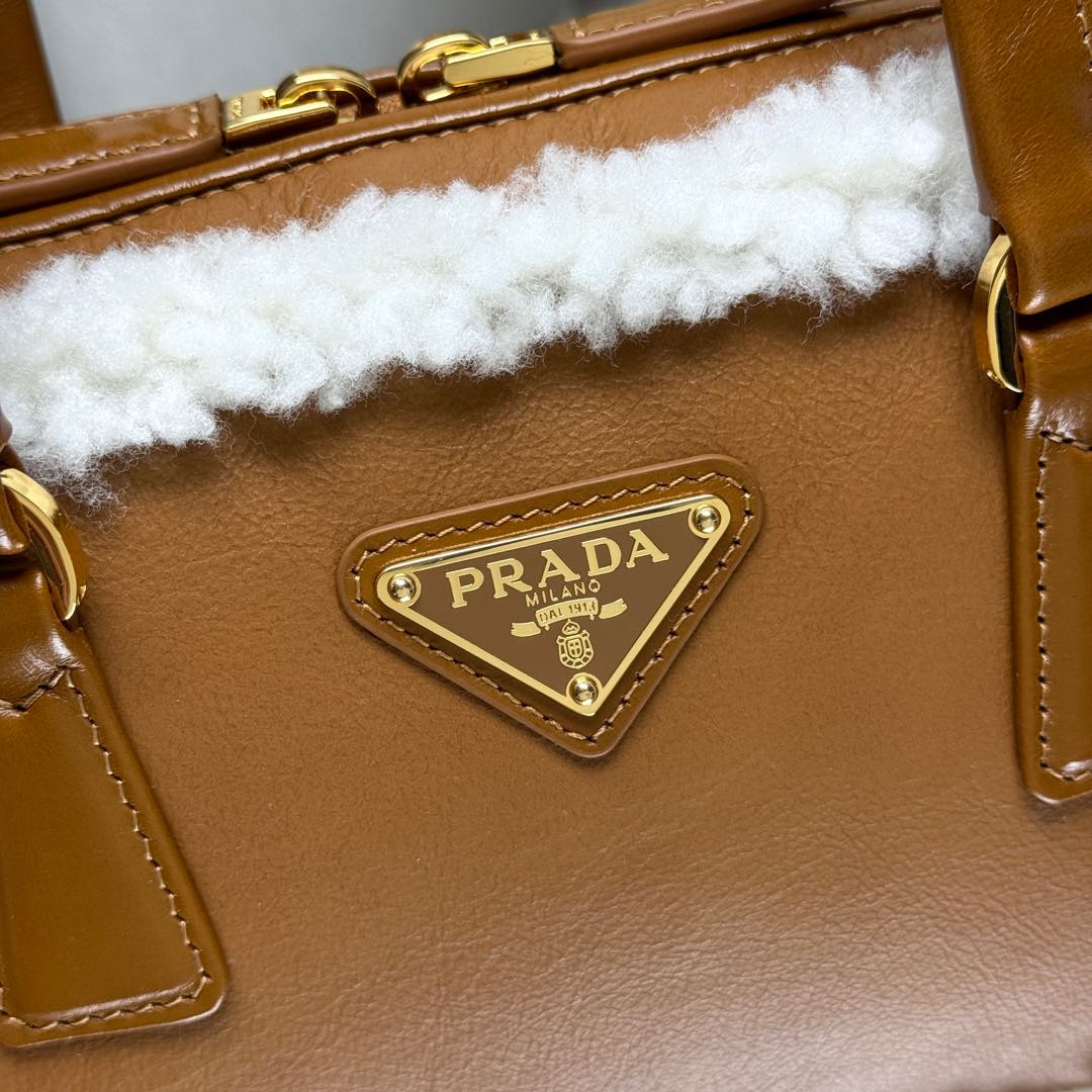 Pra*a medium shearling two-handle bag 12x 27x 6cm