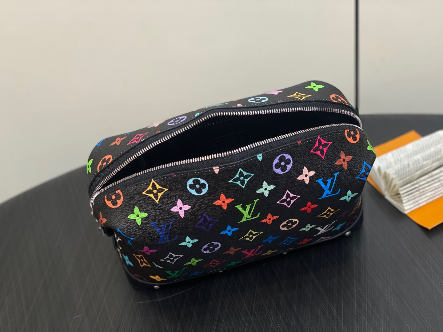 LV POCHETTE COSMÉTIQUE M13743 BLACK 27x18x9cm