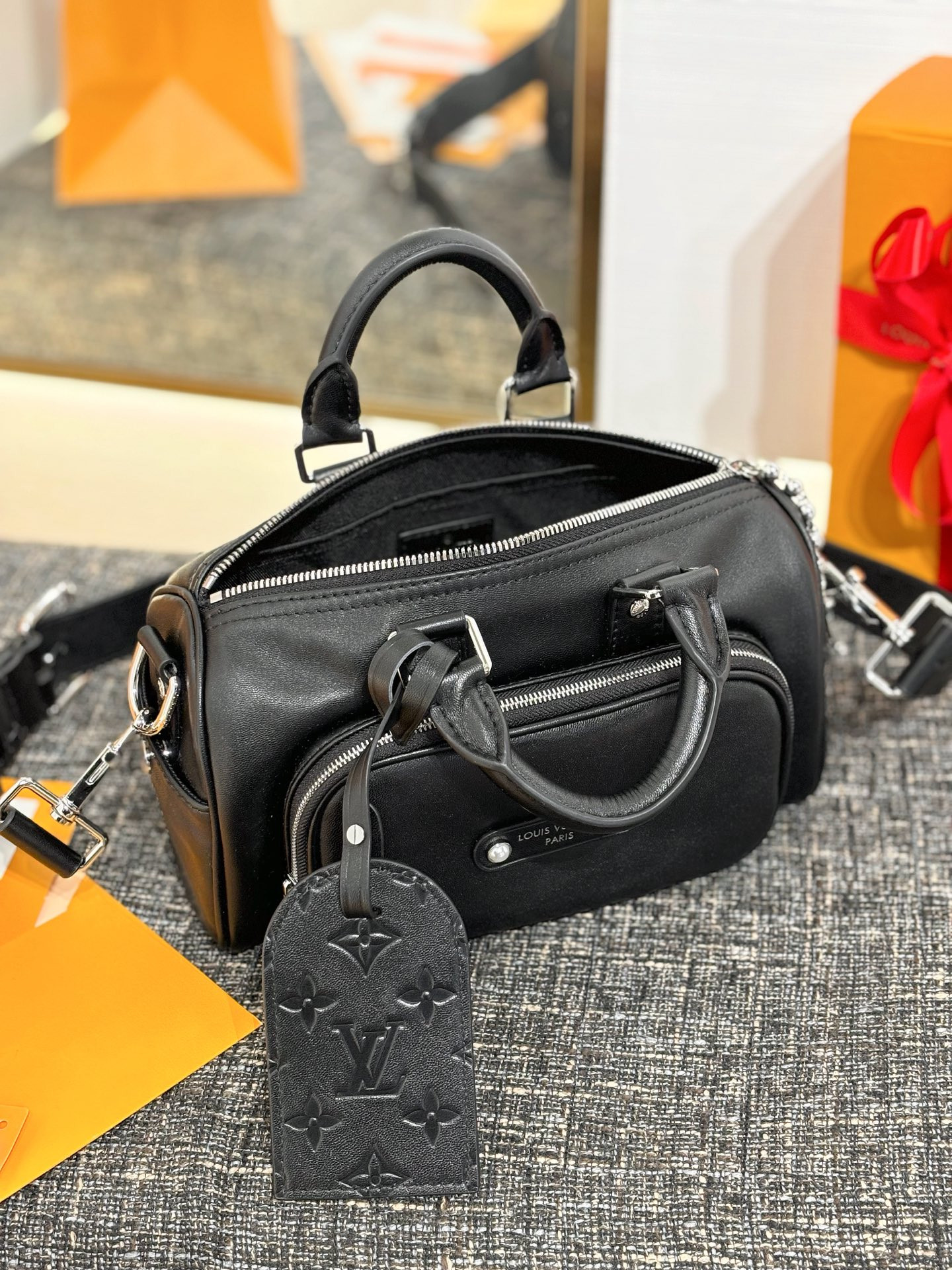 LV KEEPALL CARGO BANDOULIÈRE 25 M13988 25x15x11cm