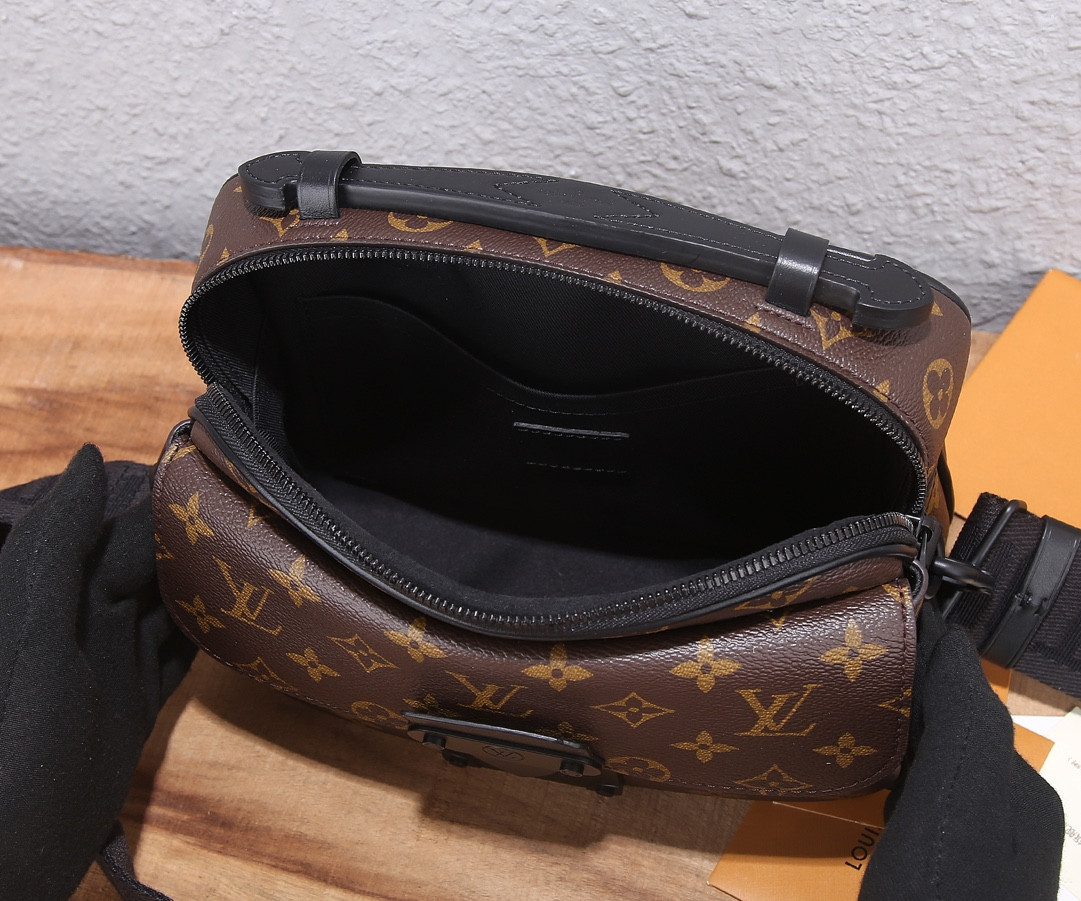 LV S Lock Messenger M45806 22x18x8cm