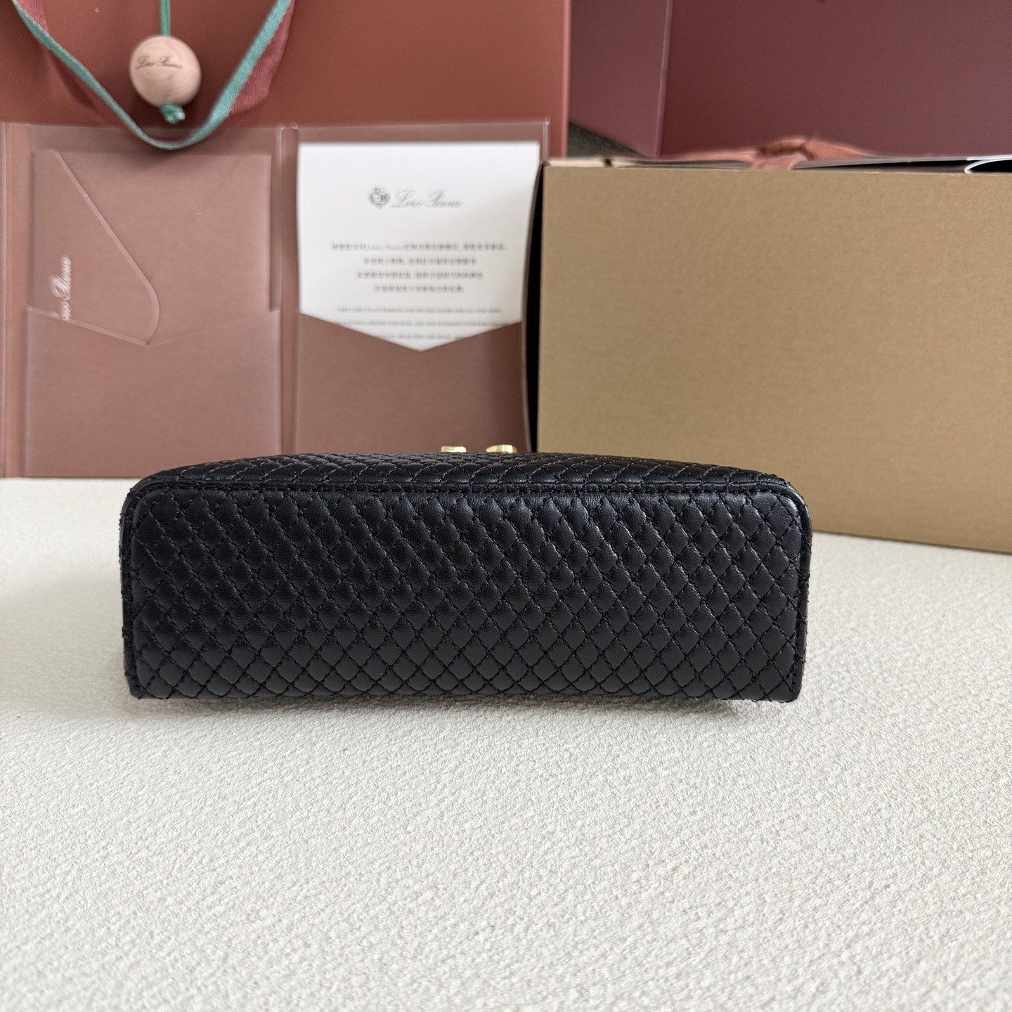 L**o p*ana extra pocket l19 lambskin 19x11.5x7cm