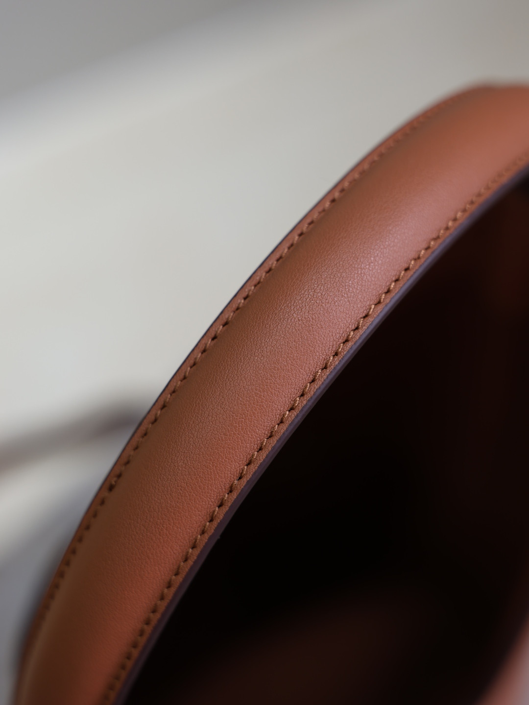 Y*L y top-handle bucket in leather 25x22-34x3-15cm