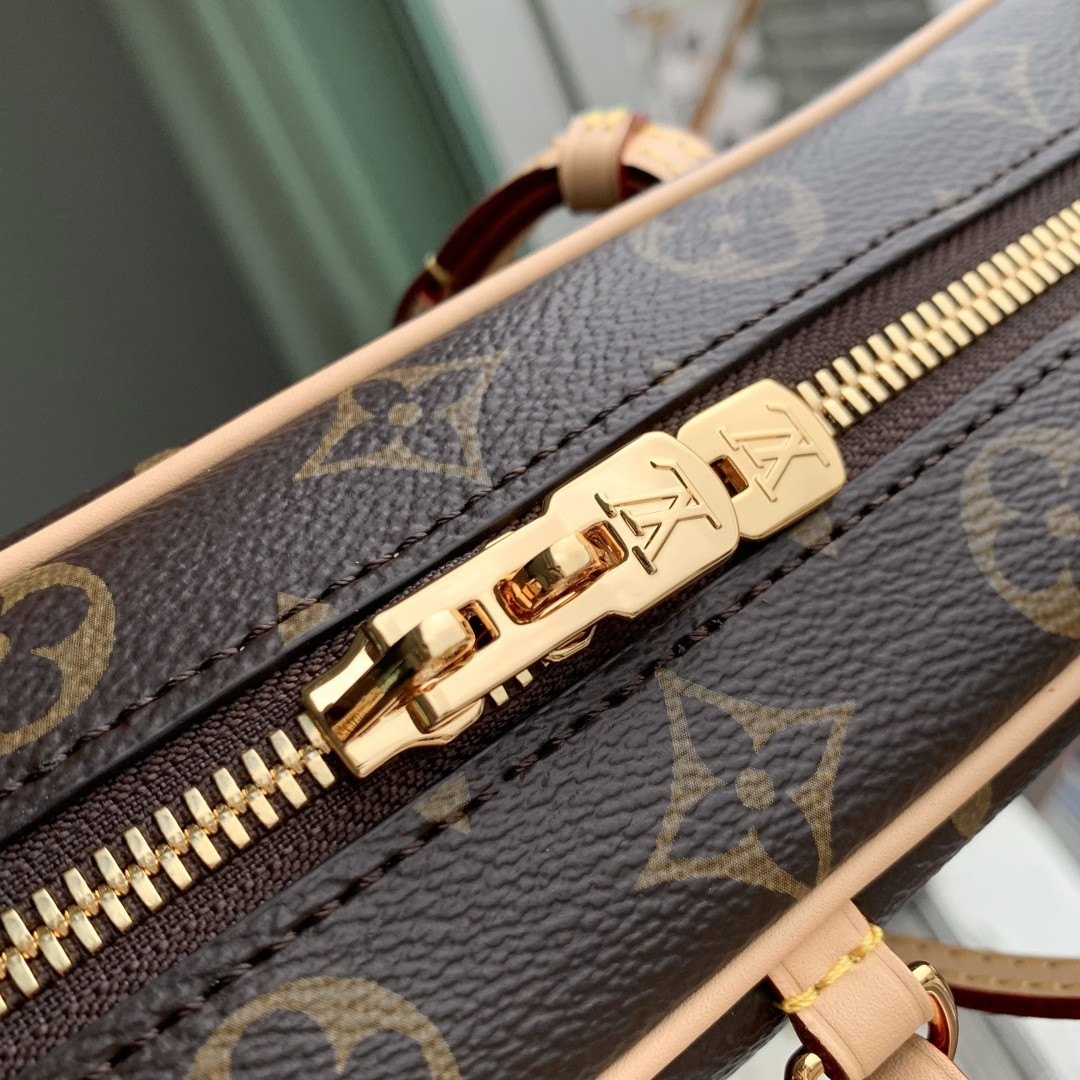 LV Hang On M47031 26x11.5x6.5cm