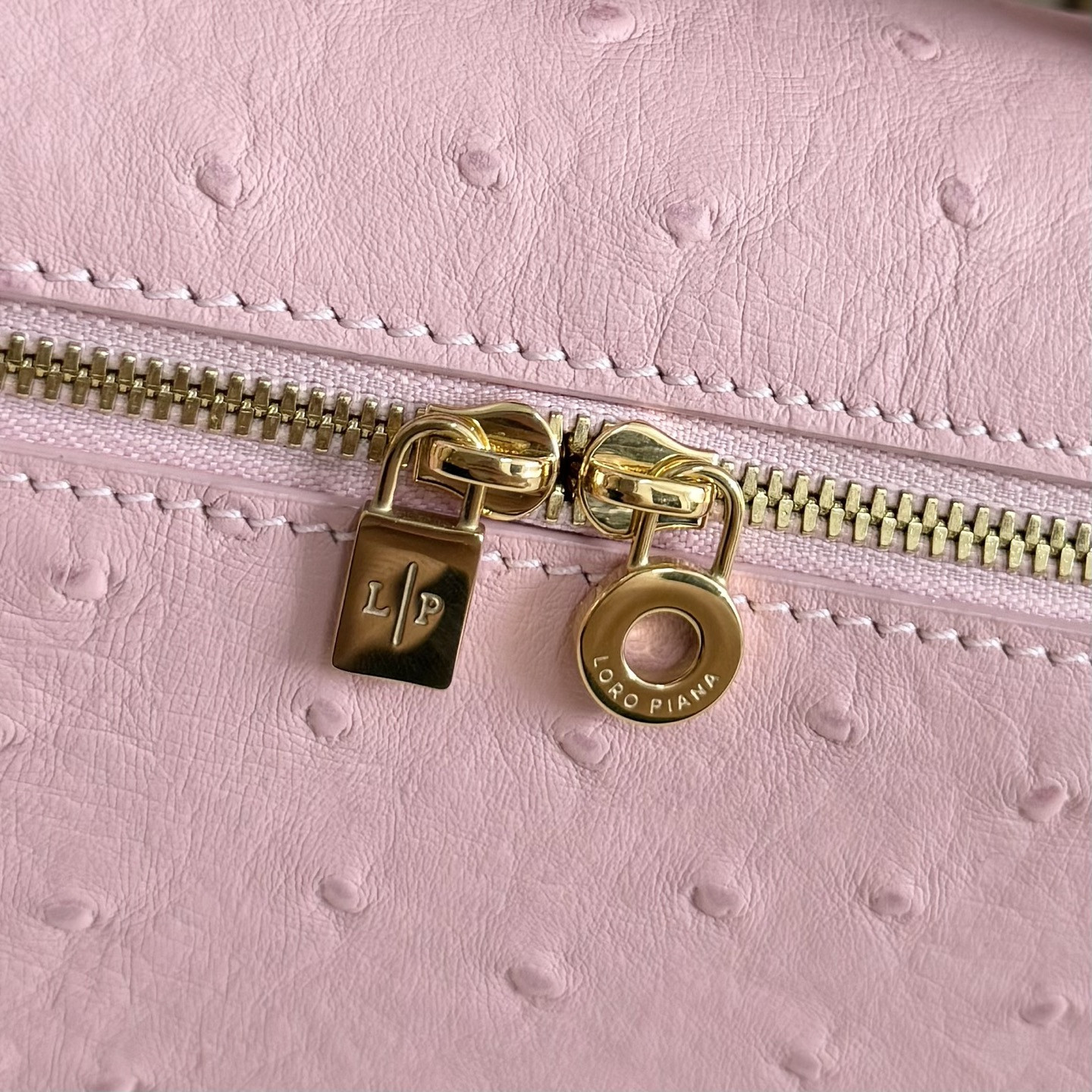 L**o p*ana extra pocket l19 ostrich-grained leather 11 x 19 x 6.5 cm