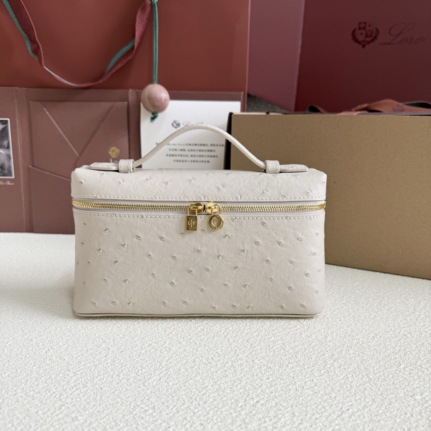 L**o p*ana extra pocket l19 ostrich-grained leather 11 x 19 x 6.5 cm