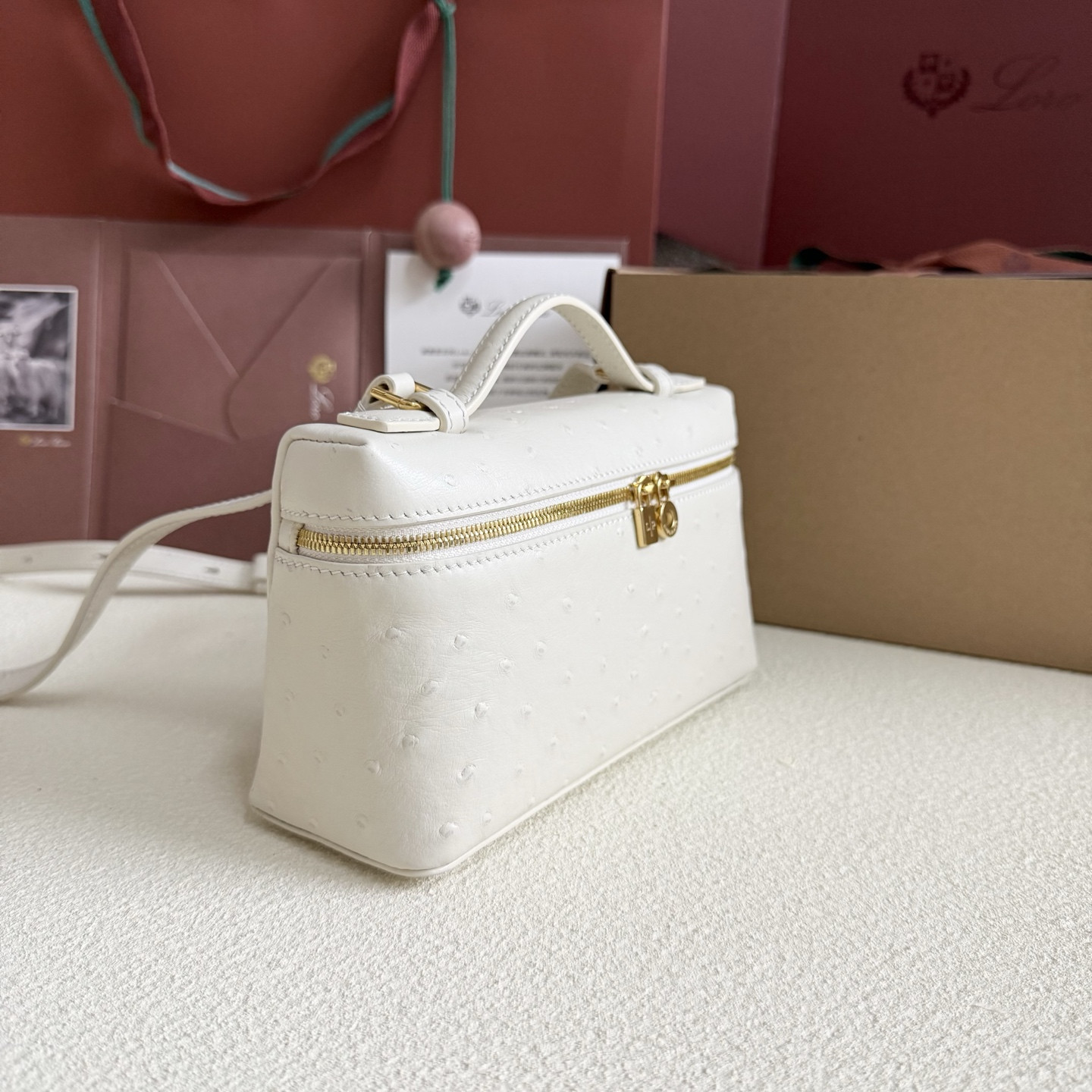 L**o p*ana extra pocket l19 ostrich-grained leather 11 x 19 x 6.5 cm