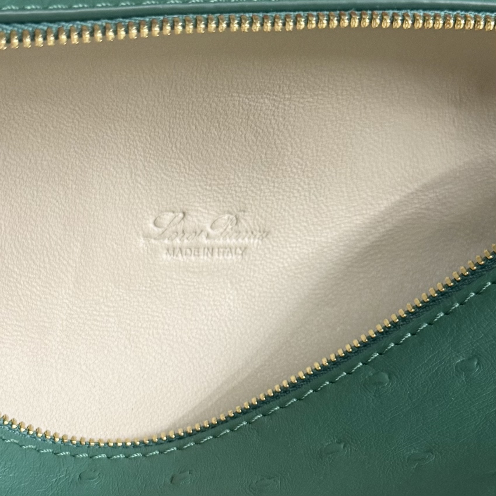L**o p*ana extra pocket l19 ostrich-grained leather 11 x 19 x 6.5 cm