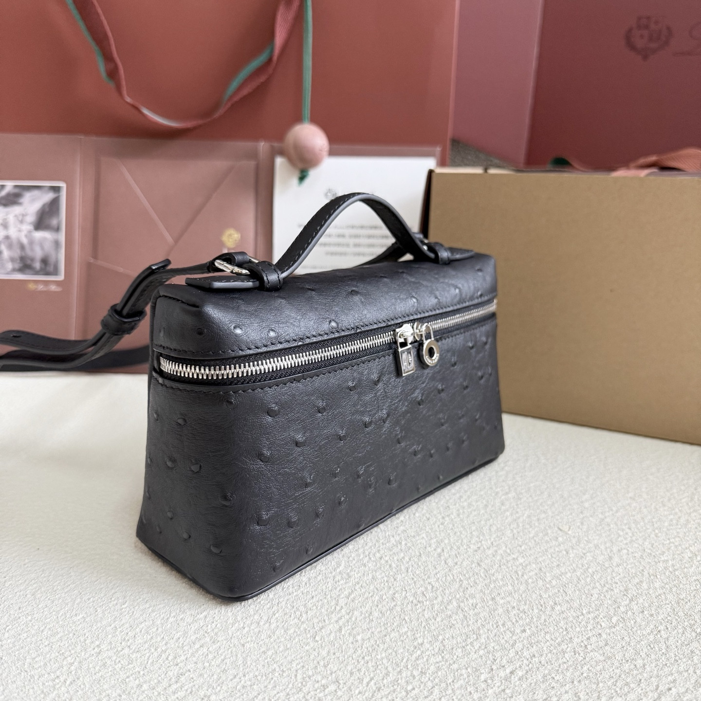 L**o p*ana extra pocket l19 ostrich-grained leather 11 x 19 x 6.5 cm