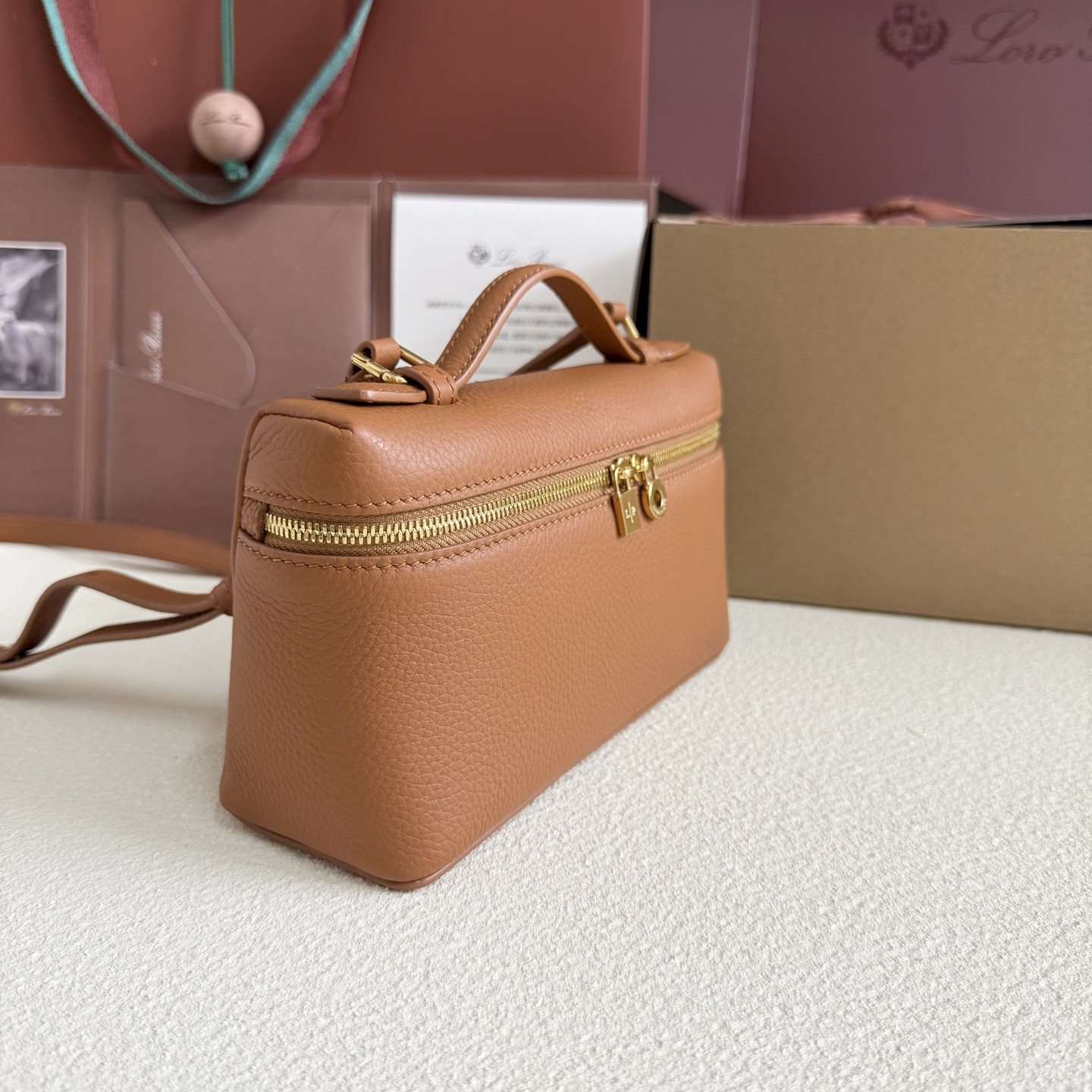 L**o p*ana extra pocket l19 grained calfskin 11 x 19 x 6.5 cm