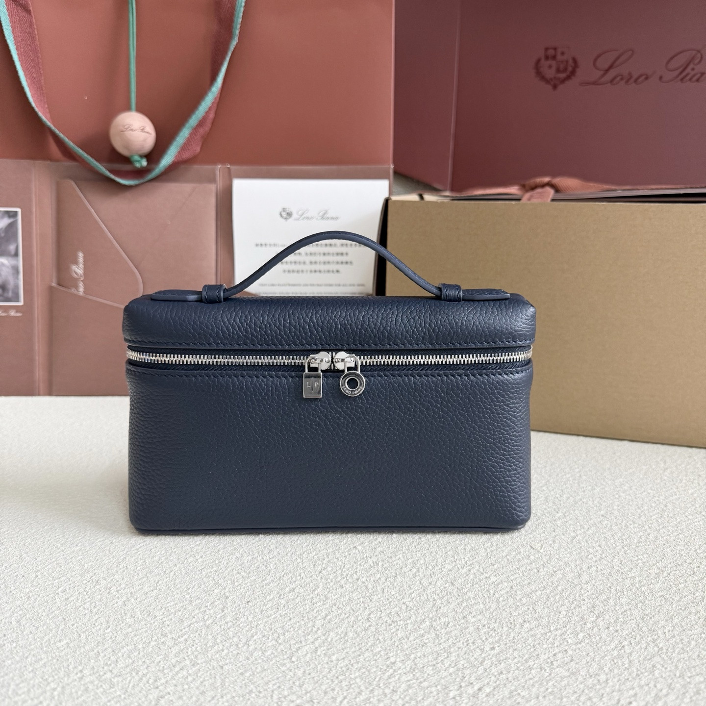 L**o p*ana extra pocket l19 grained calfskin 11 x 19 x 6.5 cm