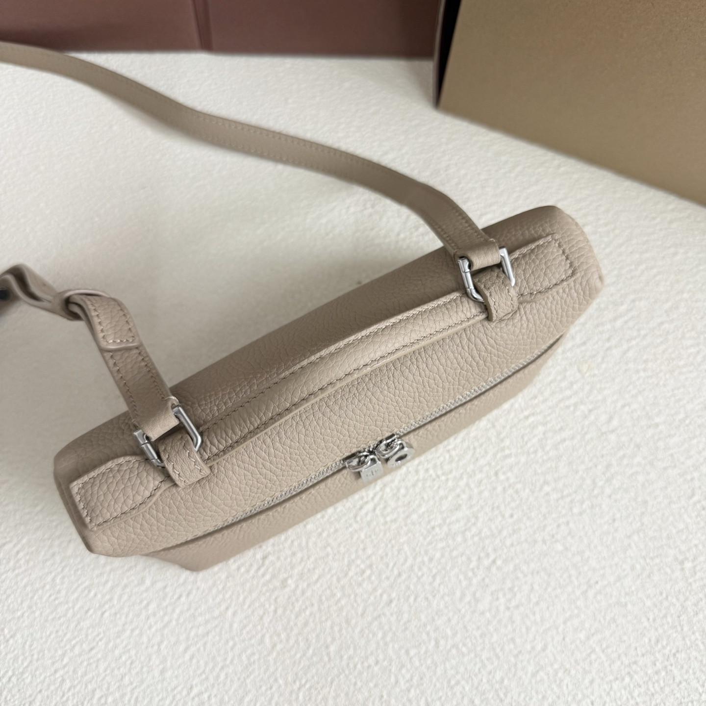 L**o p*ana extra pocket l19 grained calfskin 11 x 19 x 6.5 cm