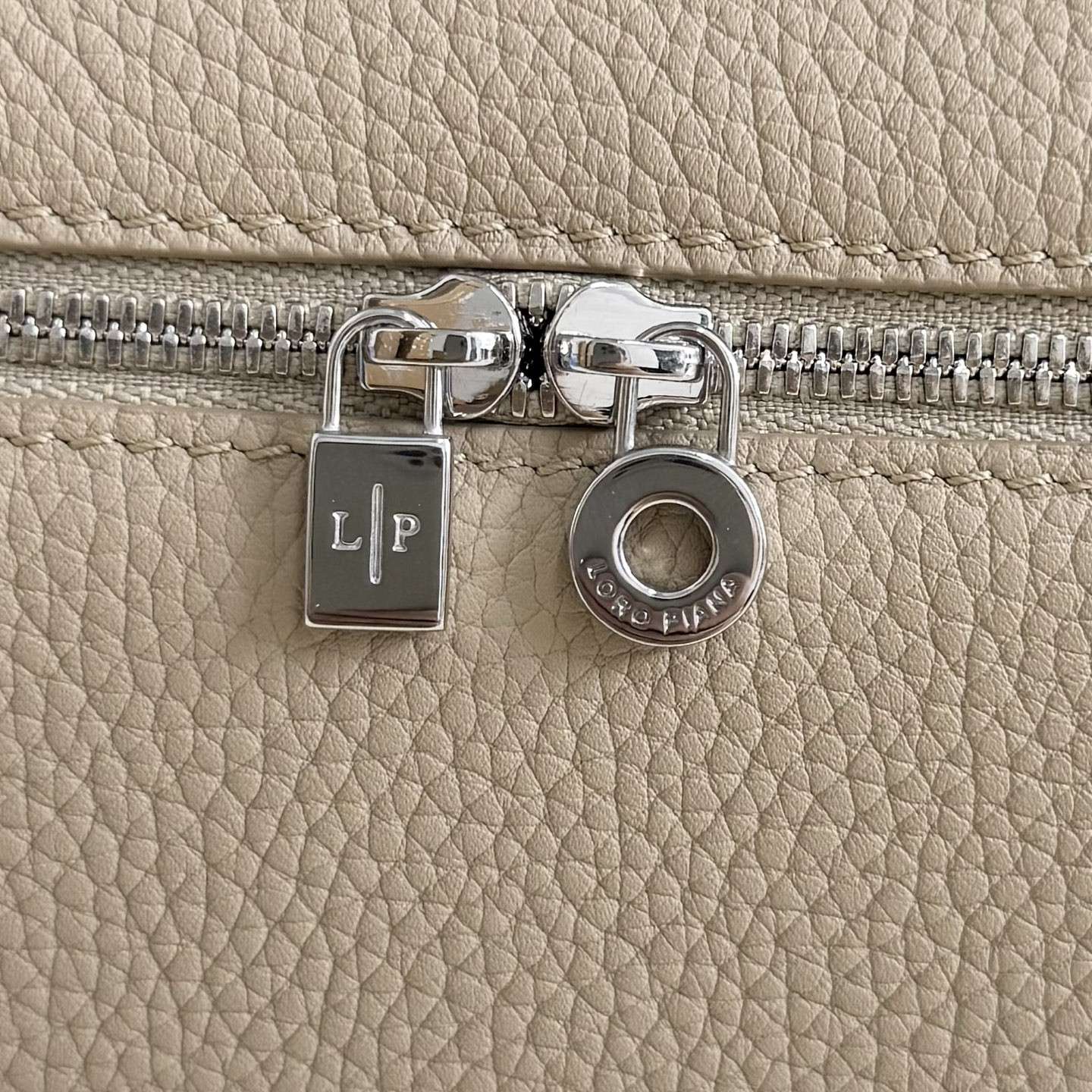 L**o p*ana extra pocket l19 grained calfskin 11 x 19 x 6.5 cm