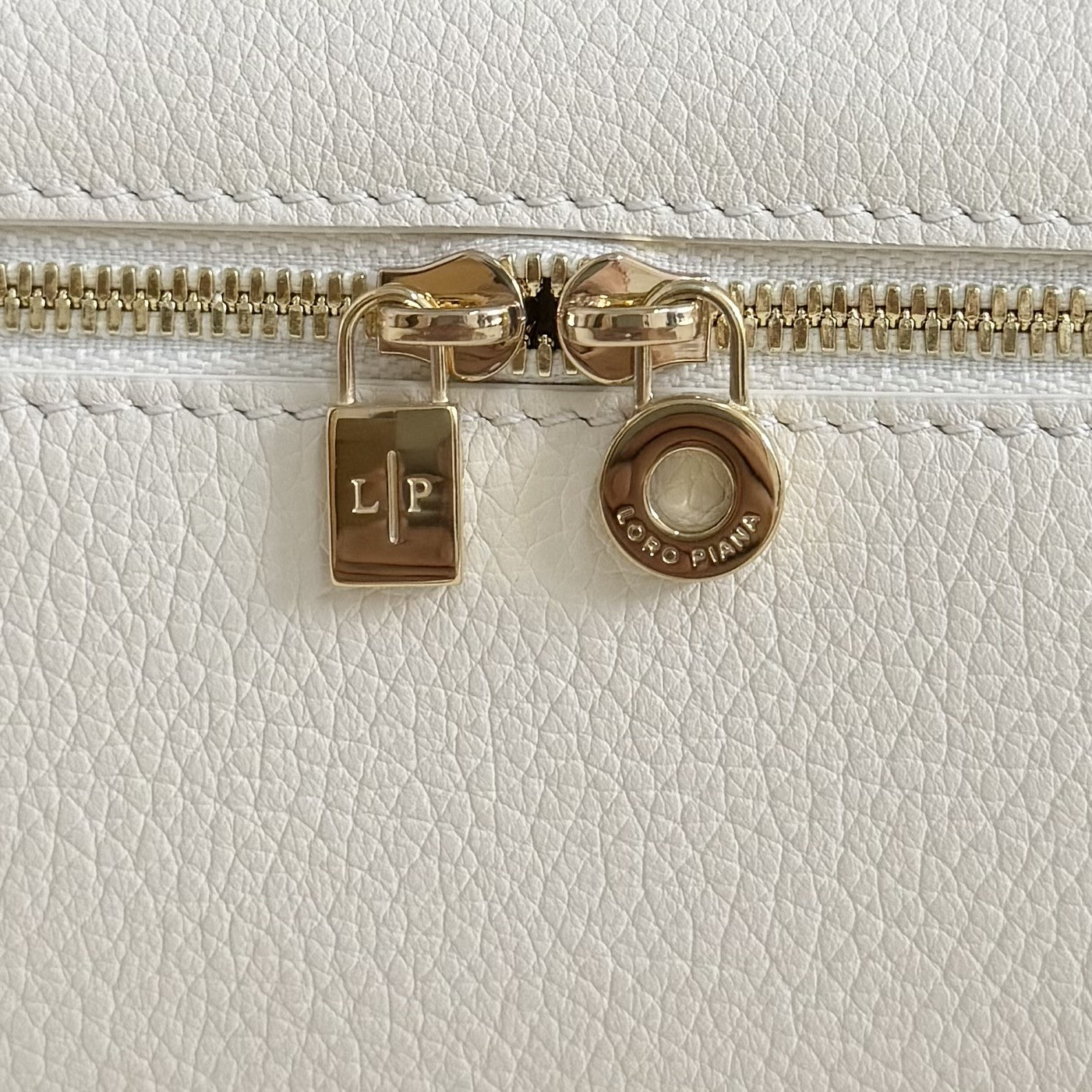 L**o p*ana extra pocket l19 grained calfskin 11 x 19 x 6.5 cm