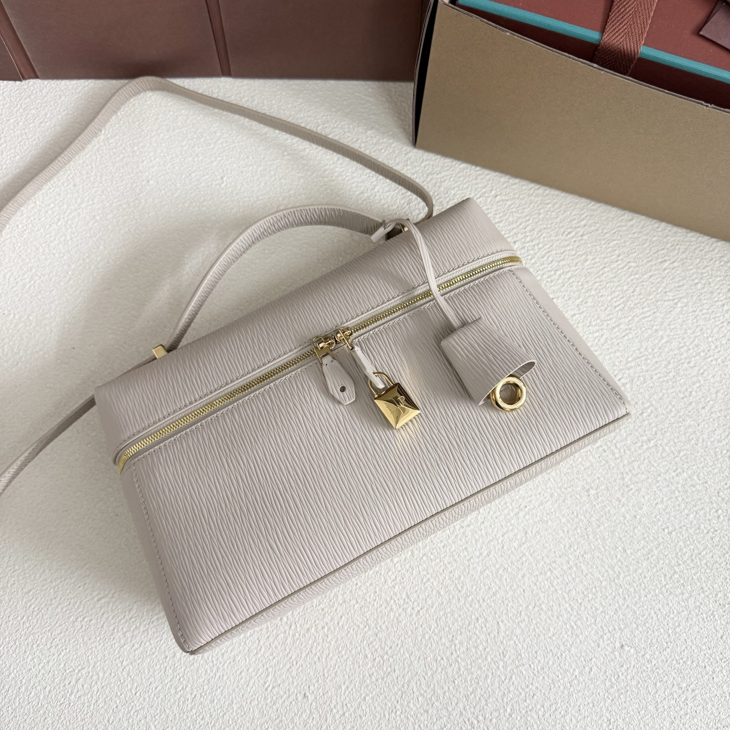 L**o p*ana extra pocket l27 calfskin 16x27x10cm