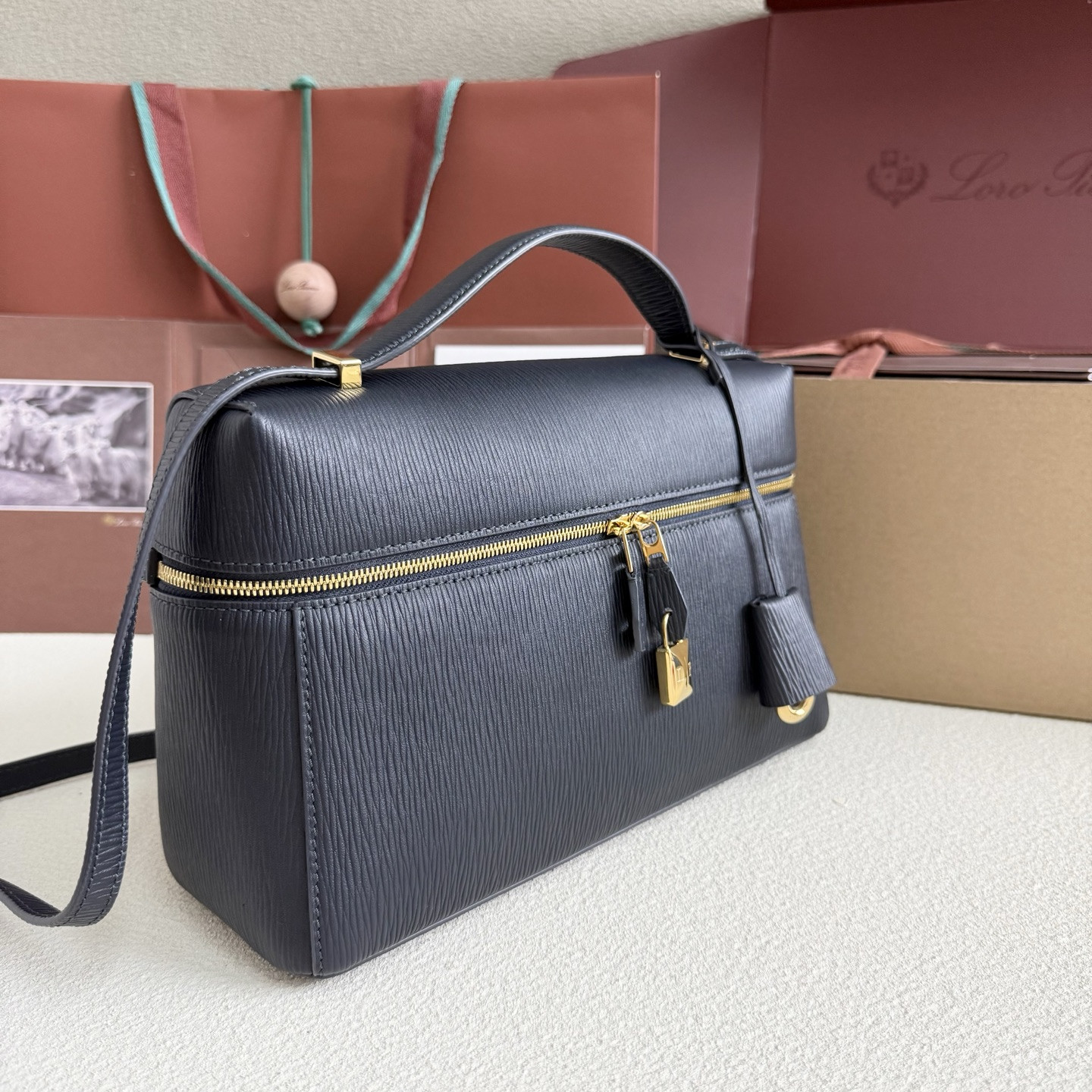 L**o p*ana extra pocket l27 calfskin 16x27x10cm