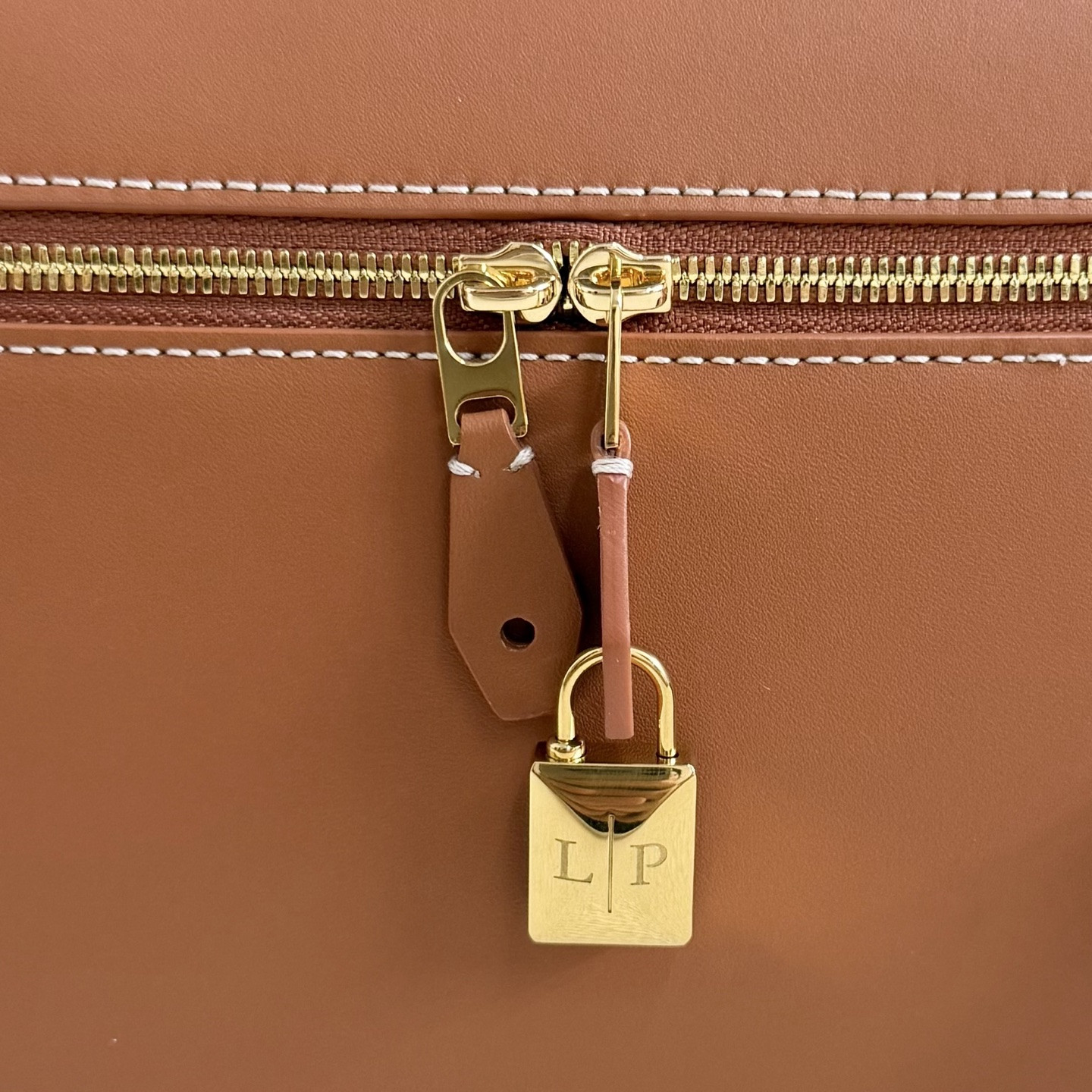 L**o p*ana extra pocket l27 calfskin 16x27x10cm