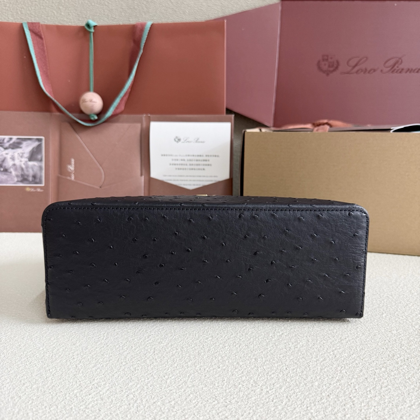 L**o p*ana extra pocket l27 ostrich-grained leather 16x27x10cm