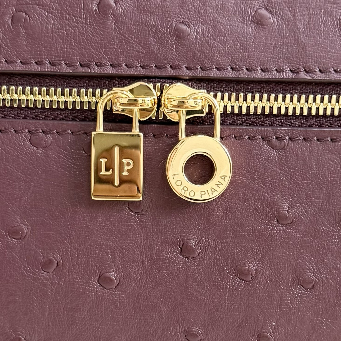 L**o p*ana extra pocket l27 ostrich-grained leather 16x27x10cm