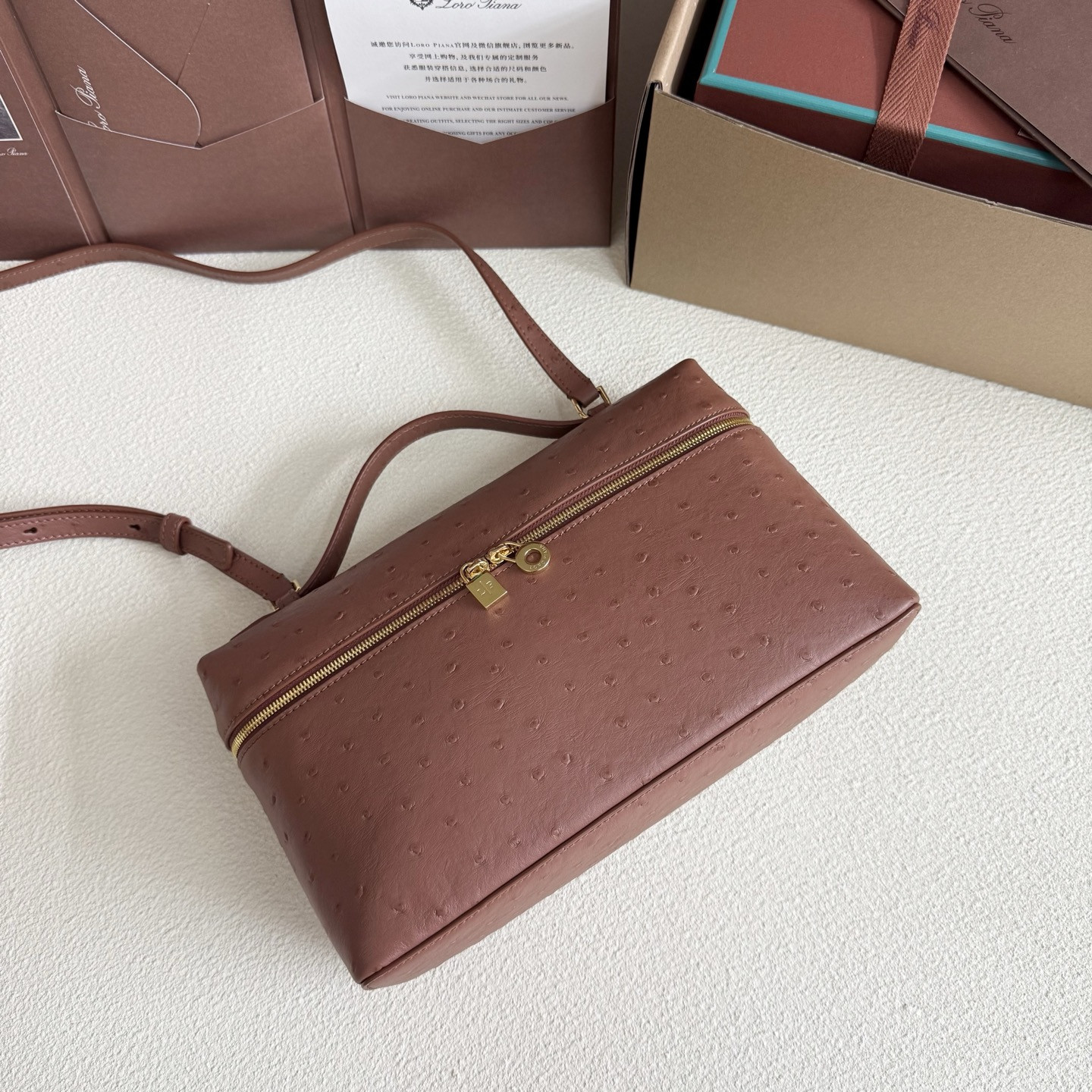 L**o p*ana extra pocket l27 ostrich-grained leather 16x27x10cm