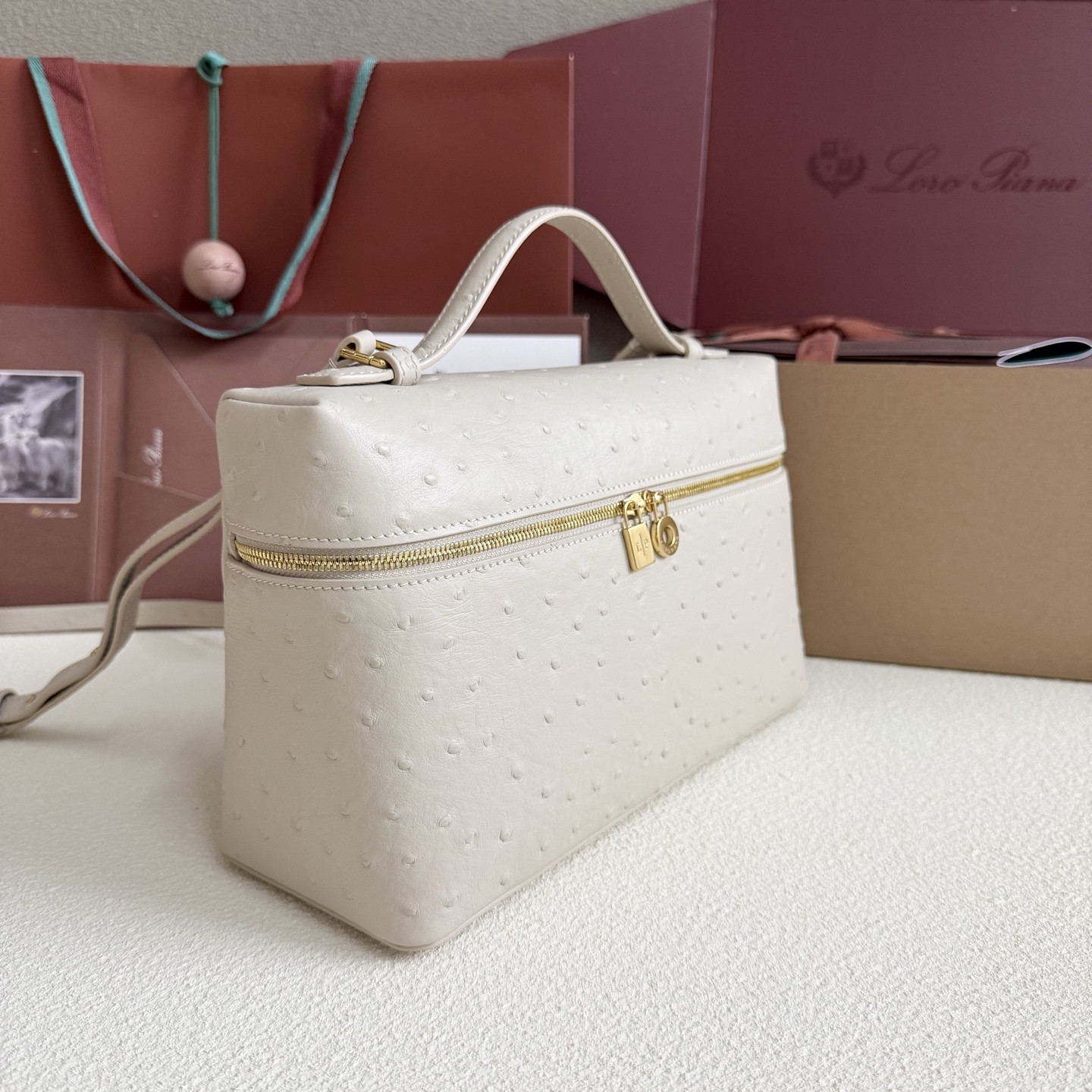 L**o p*ana extra pocket l27 ostrich-grained leather 16x27x10cm