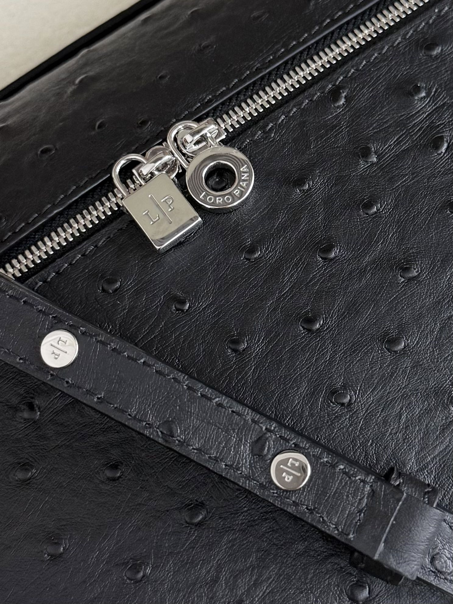 L**o p*ana extra pocket l27 ostrich-grained leather 16x27x10cm