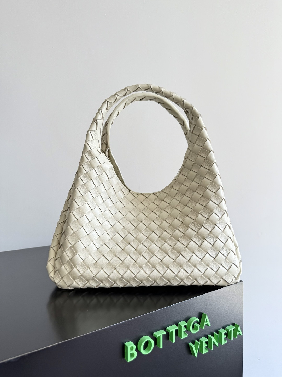 bo*te*ga Ve*ne*ta medium campana 20x33x16.5cm