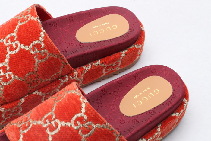 G*u*i slippers