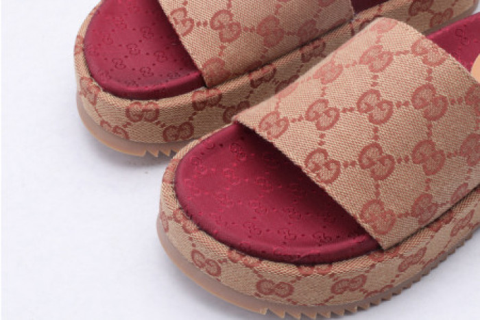 G*u*i slippers