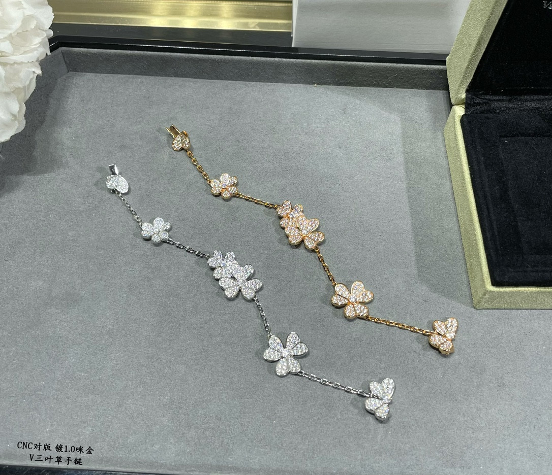 V*n Cl**f & Arpels Clover Bracelet