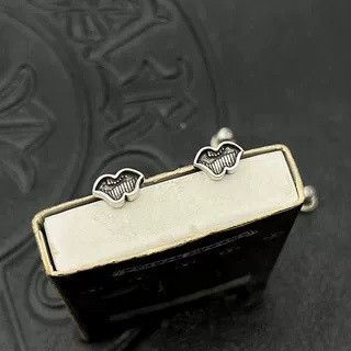 Ch*0me He**ts lip Earrings