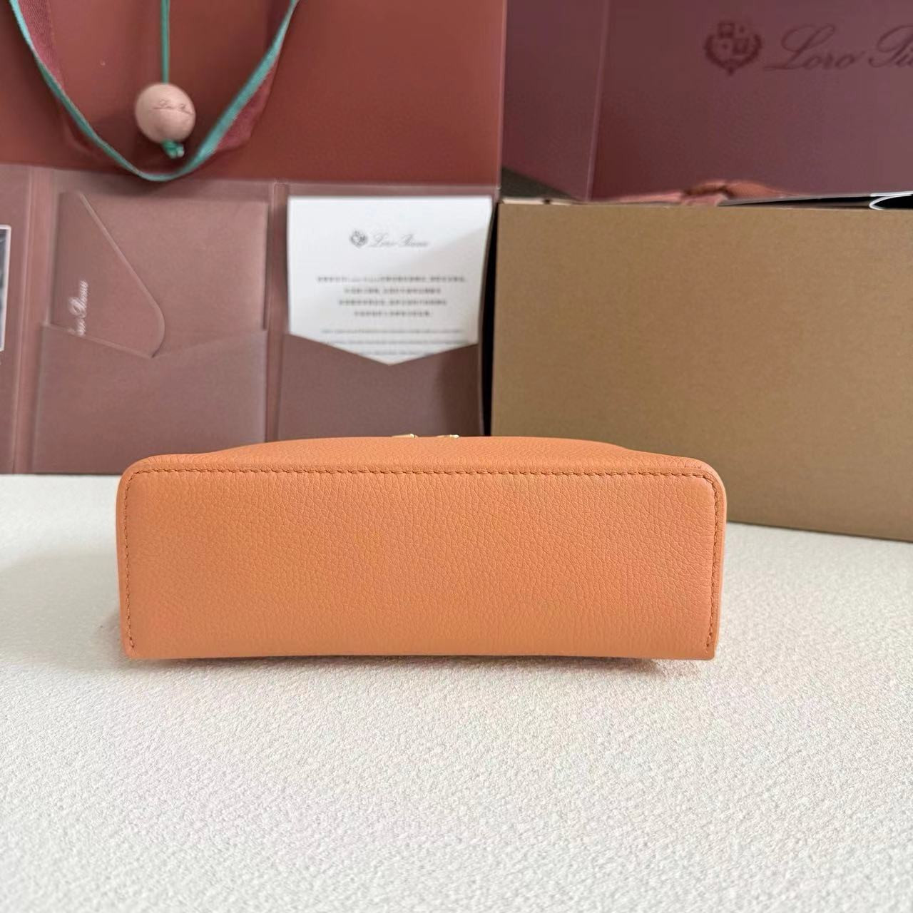 L0r0 P1ana Extra Pocket L19 Grained Calfskin 11 x 19 x 6.5 cm