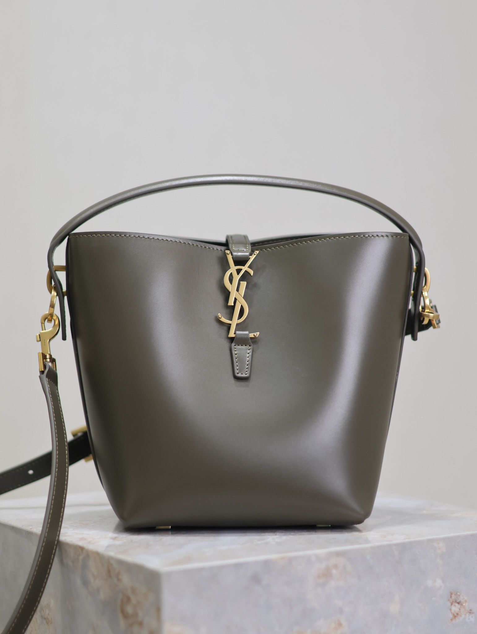 Y51 LE 37 In Shiny Leather 17x20x13cm