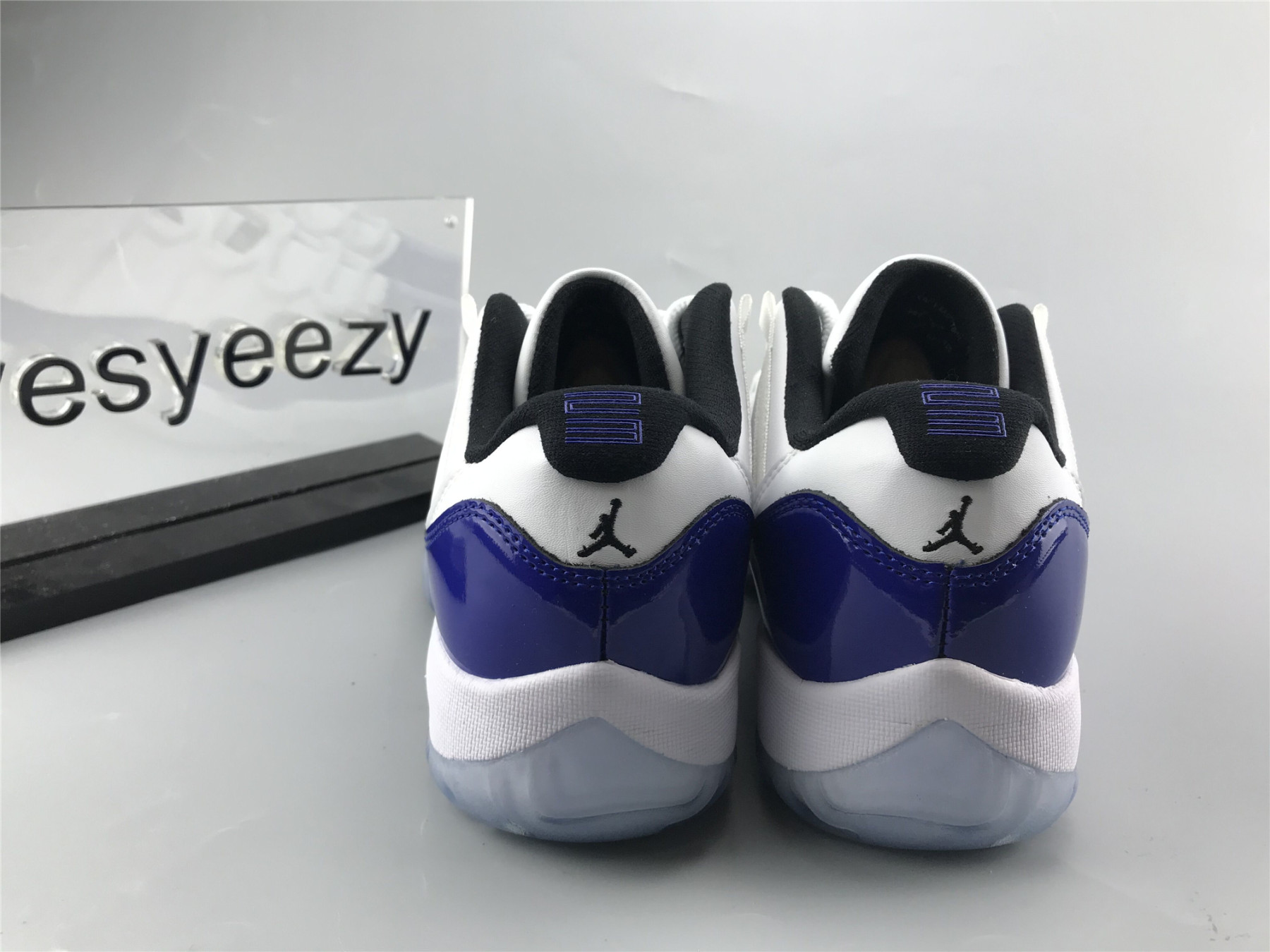 UA WMNS AIR JORDAN 11 RETRO LOW 