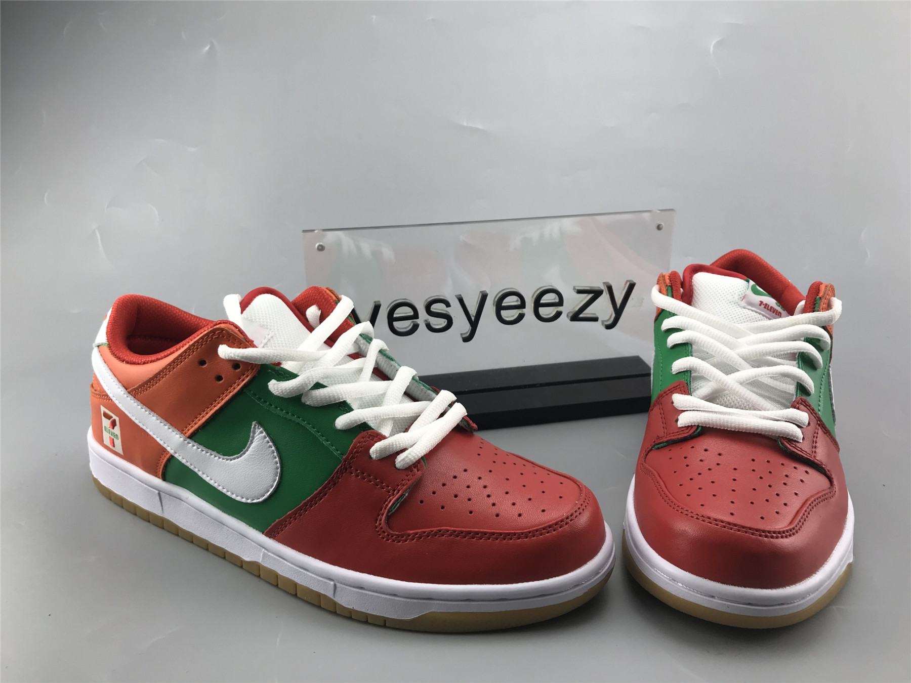 UA NIKE SB DUNK LOW 7-ELEVEN