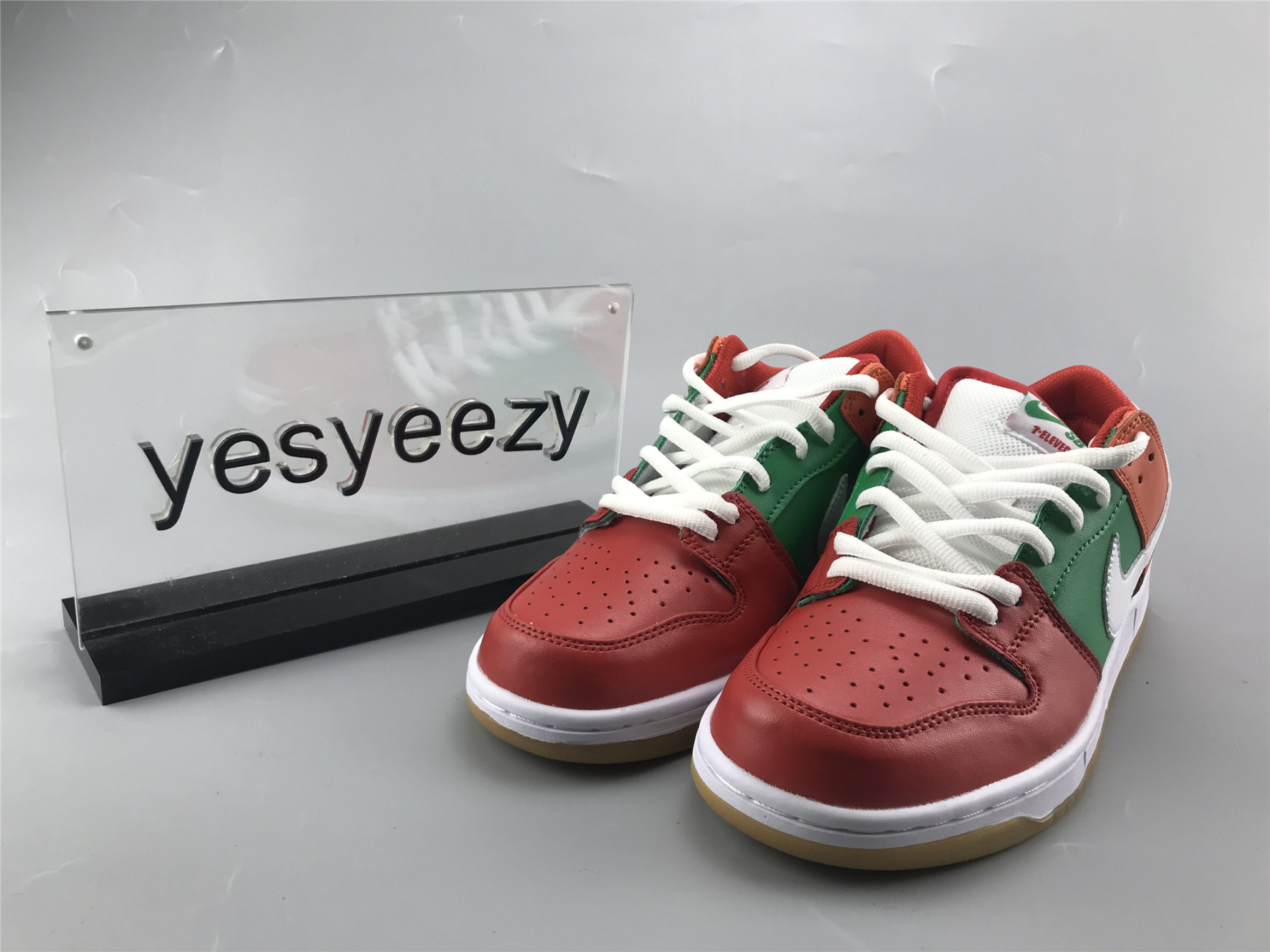 UA NIKE SB DUNK LOW 7-ELEVEN