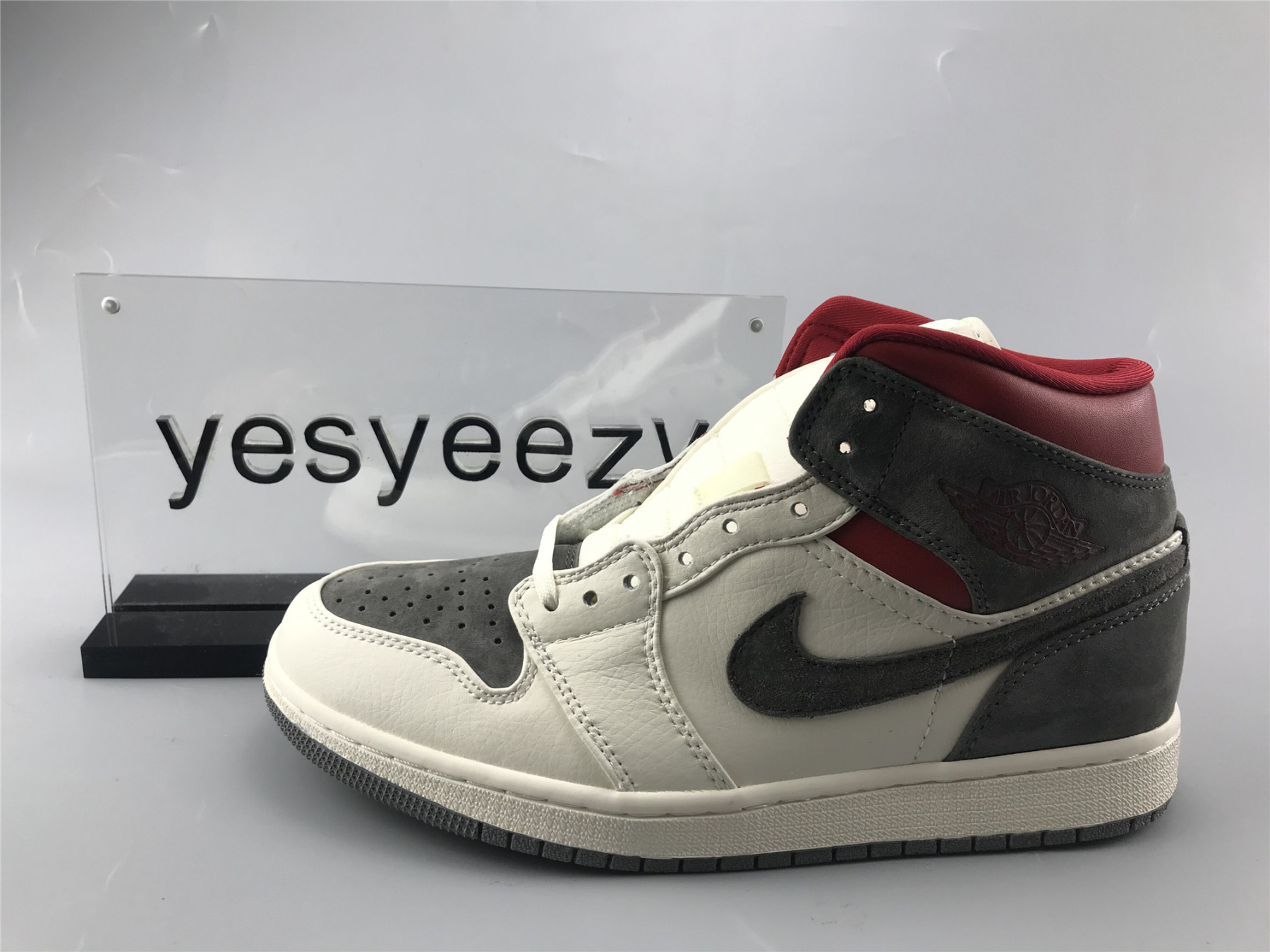 UA SNEAKERSNSTUFF X AIR JORDAN 1 MID 