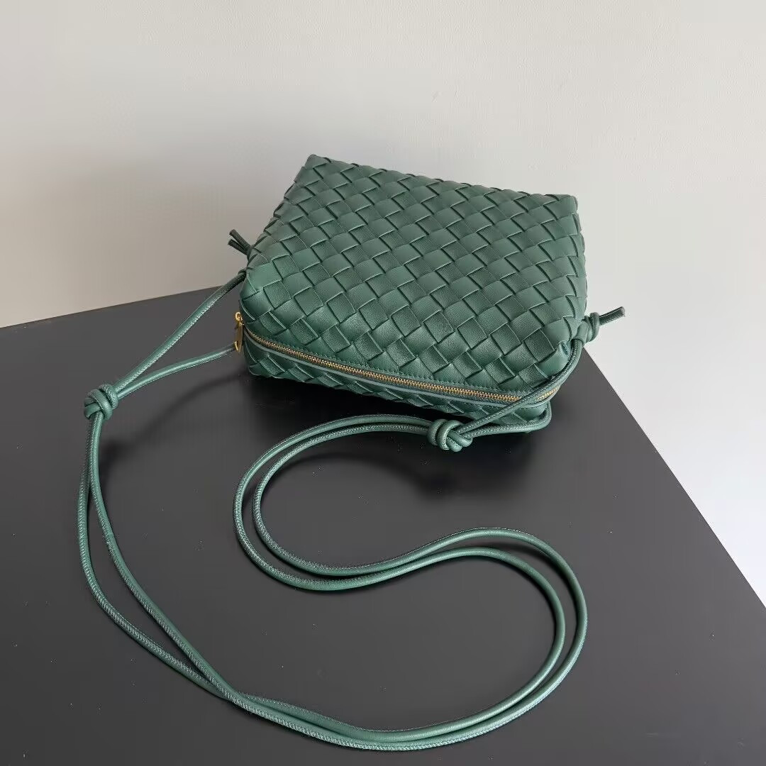 B0tt*ga Ven*ta Medium Loop Cross-Body Bag 22x15x8cm