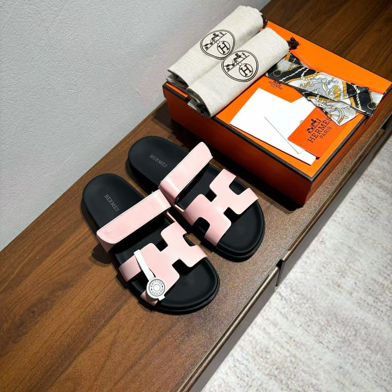 UA H**me5 Chypre Sandal
