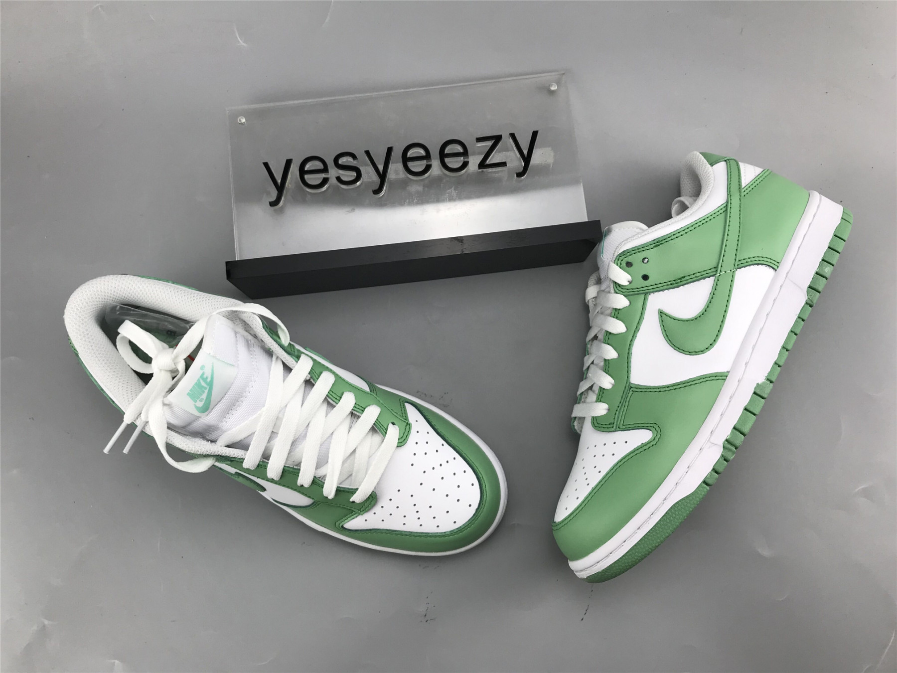 UA NIKE DUNK LOW WMNS "GREEN GLOW"