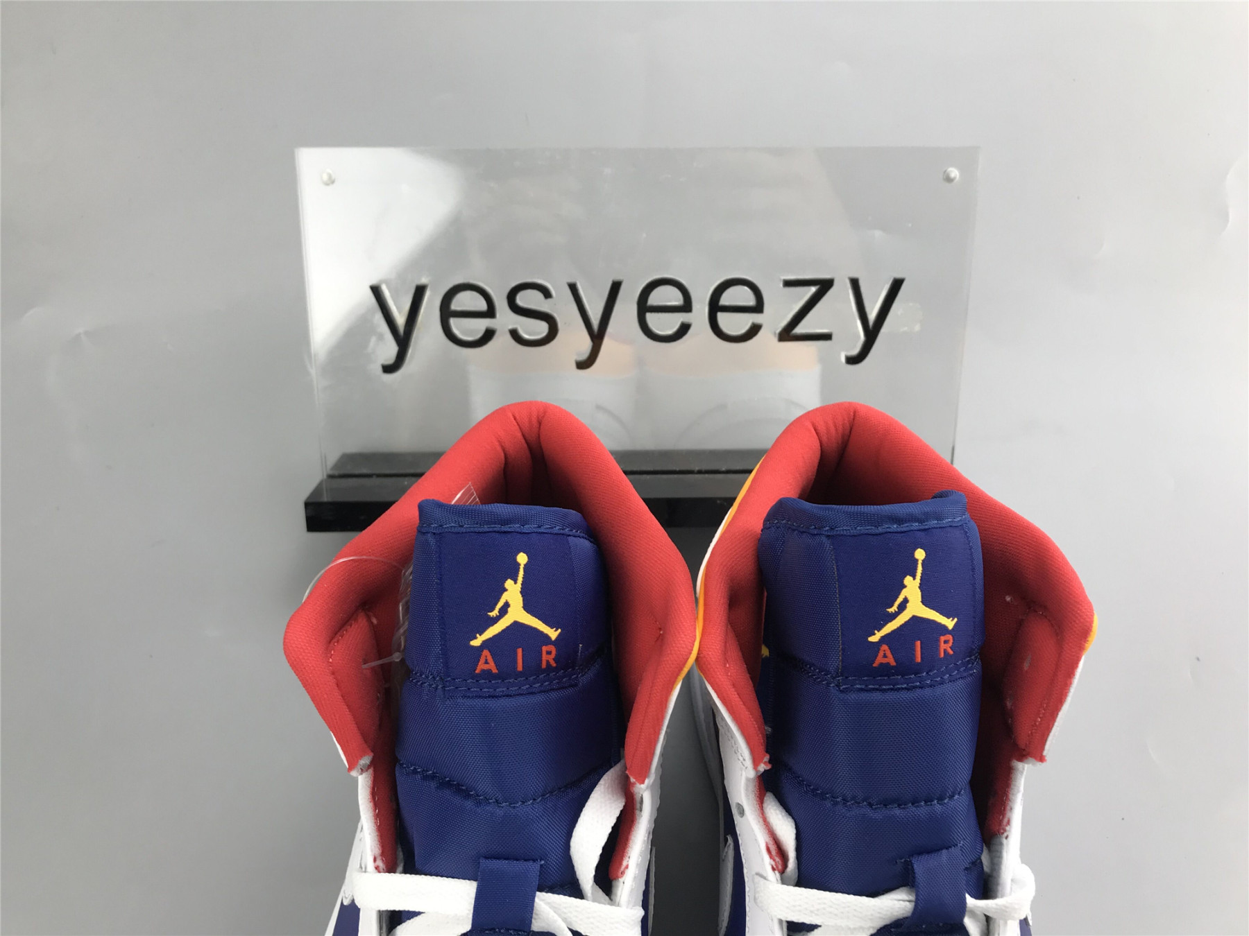 UA  AIR JORDAN 1 MID 