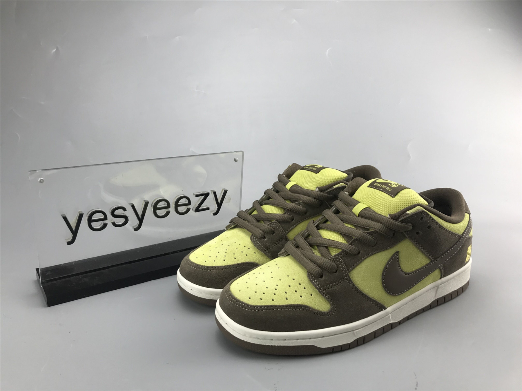 UA NIKE SB DUNK LOW PRO