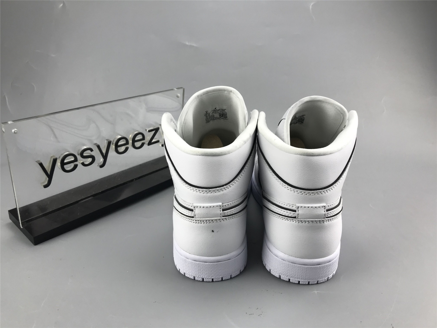 UA WMNS AIR JORDAN 1 MID SE 