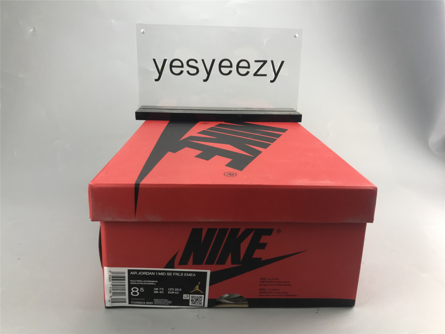 UA Ma1s0n CHATEAU ROUGE X AIR JORDAN 1 MID SE 