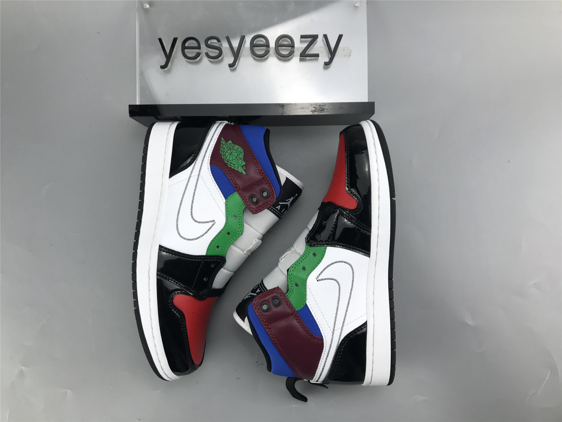 UA WMNS AIR JORDAN 1 MID SE 