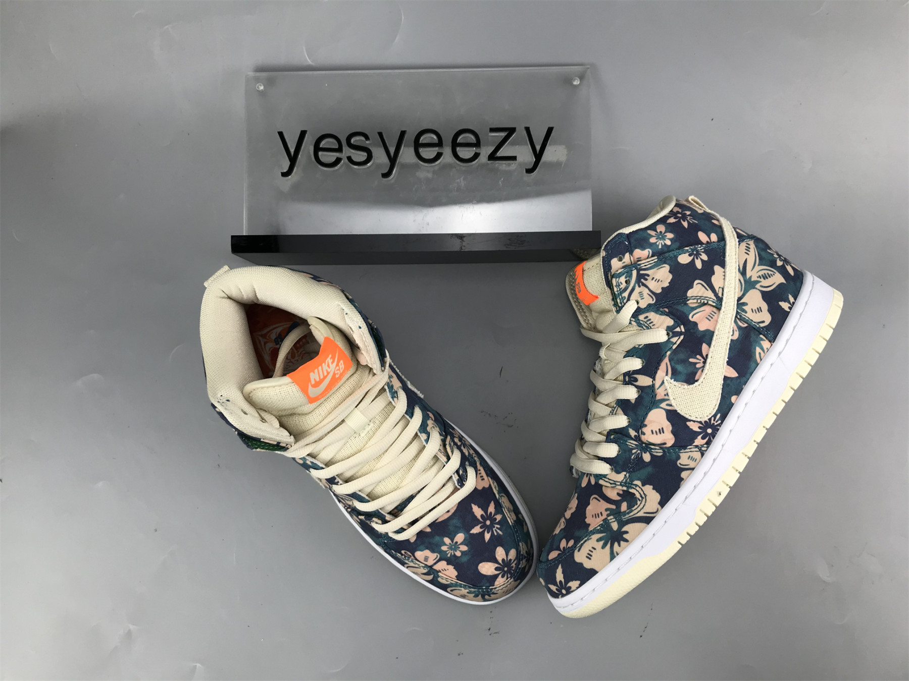 UA NIKE DUNK HIGH SB 