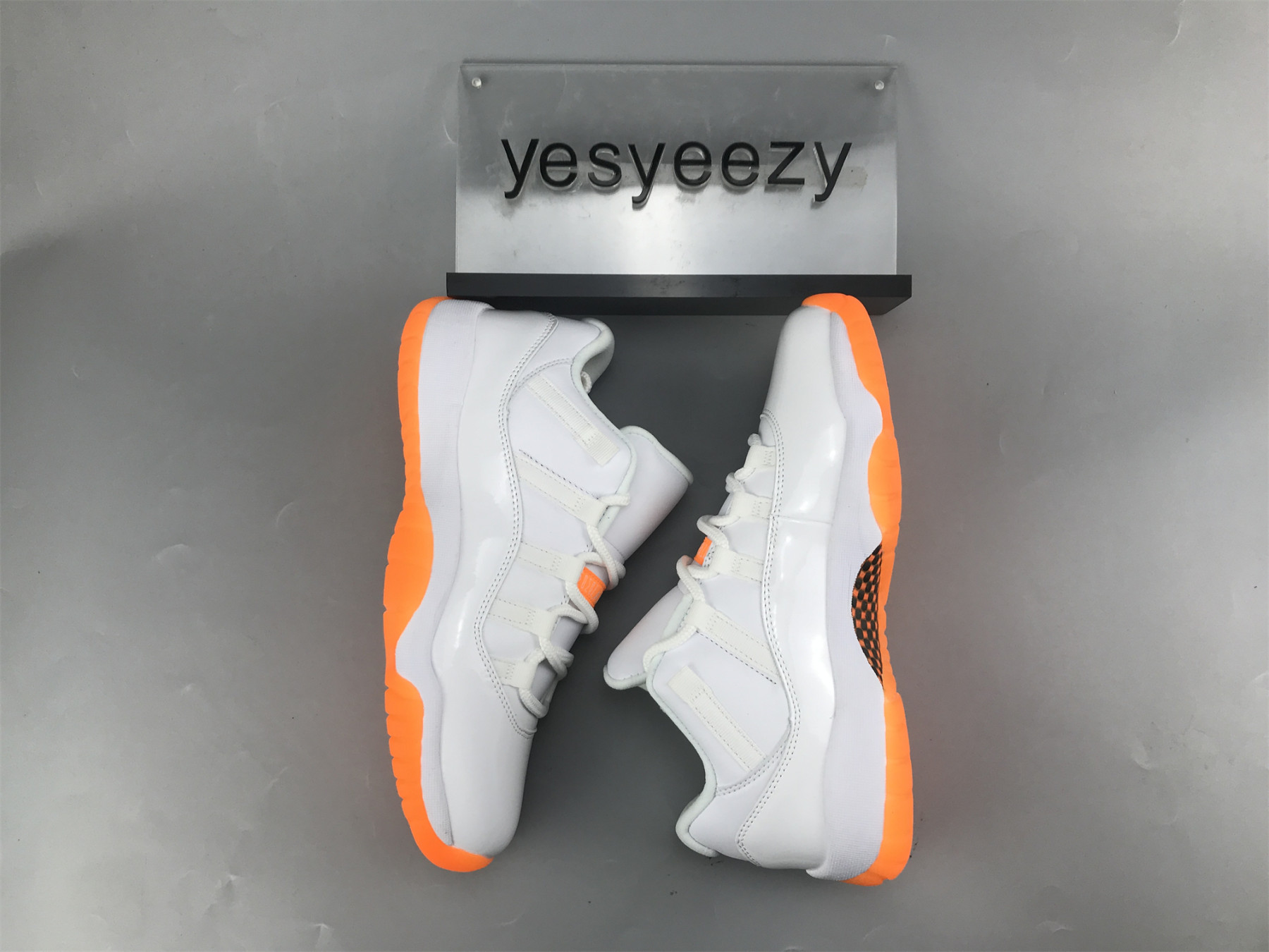 UA WMNS AIR JORDAN 11 RETRO LOW 